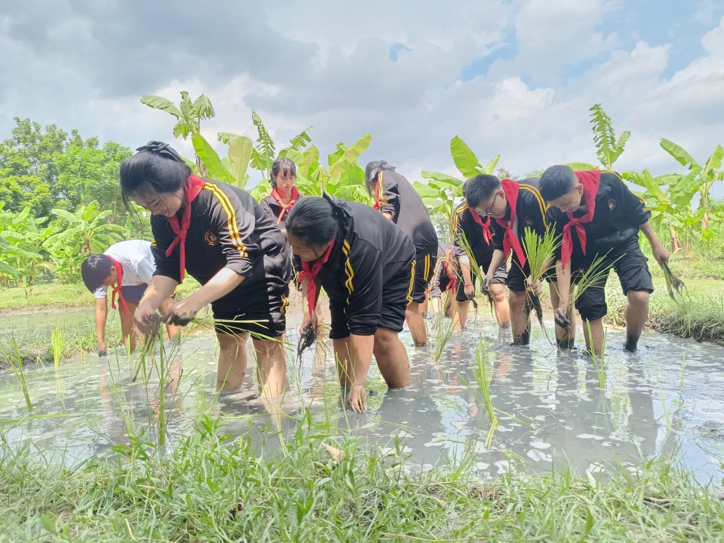 453751632_894808069341086_2590463188428736365_n กิจกรรมหลักสูตรการปฏิบัติและดูงานเศรษฐกิจพอเพียง ณ ศูนย์ฝึกโรงเรียนจิตอาสา 904 บางเขน